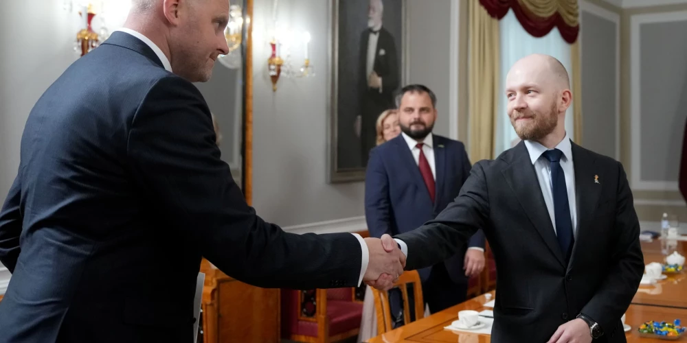 "Apvienotā saraksta" (AS) pāŗstāvis Andris Kulbergs un "Progresīvo" Saeimas frakcijas priekšsēdētājs Andris Šuvajevs 16. maija konsultācijās pie Valsts prezidenta Edgara Rinkēviča par jaunas valdības izveidi.
