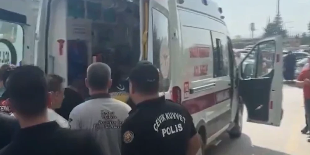 Policisti un mediķi apšaudes vietā Turcijā (ekrānuzņēmums no video)
