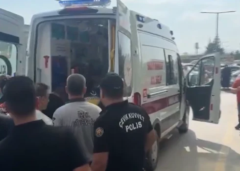 Policisti un mediķi apšaudes vietā Turcijā (ekrānuzņēmums no video)