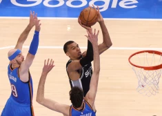 Divu papildlaiku drāmā Sanantonio "Spurs" sagādā čempionei "Thunder" pirmo zaudējumu NBA "play off"