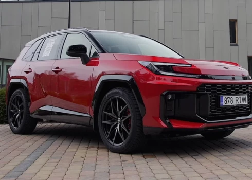RAV4 ir savai klasei liels un robusts automobilis, turklāt tam jau sen nav ekonomiska dīzeļa.