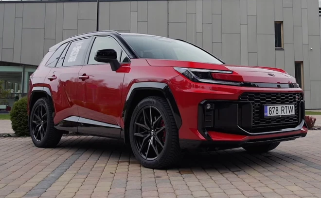 RAV4 ir savai klasei liels un robusts automobilis, turklāt tam jau sen nav ekonomiska dīzeļa.
