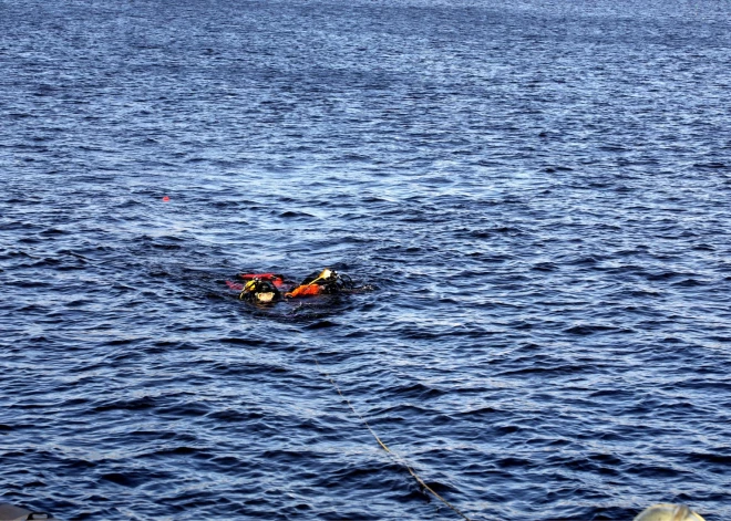 Liepājā kaitbordists izmisīgi cīnās par dzīvību puskilometru no krasta, turoties tikai pie dēļa