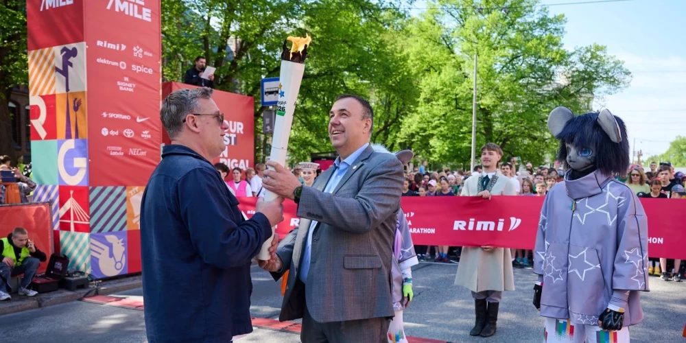 Latvijas Jaunatnes Olimpiādes lāpas Rīgas maratonā.
