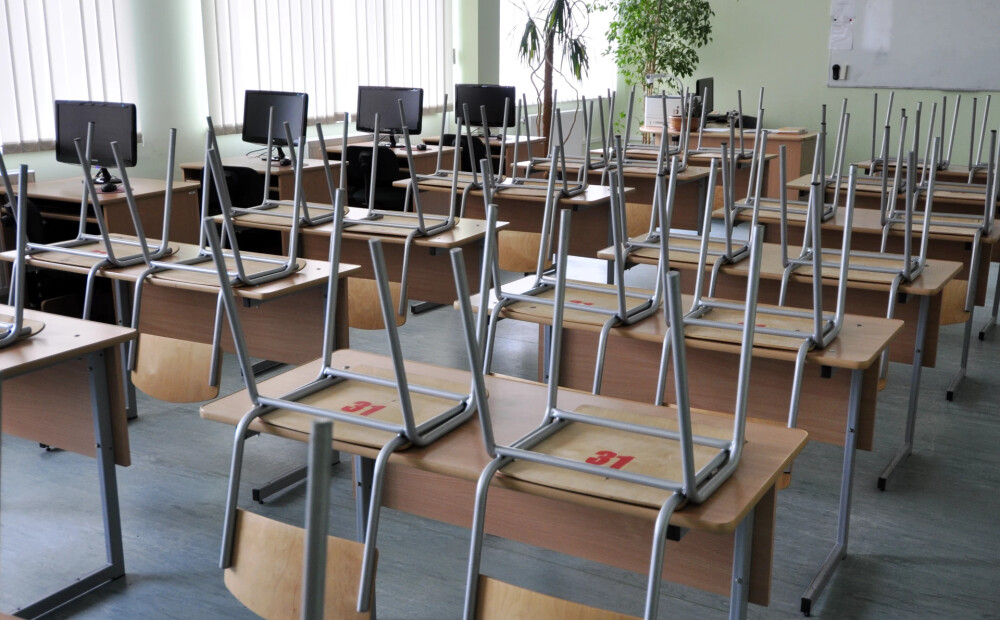 Pārtrauc latviešu valodas eksāmenu iespējama gaisa telpas apdraudējuma dēļ