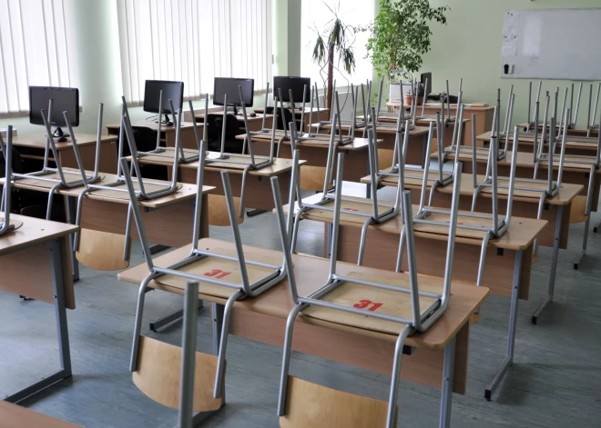 Pārtrauc latviešu valodas eksāmenu iespējama gaisa telpas apdraudējuma dēļ