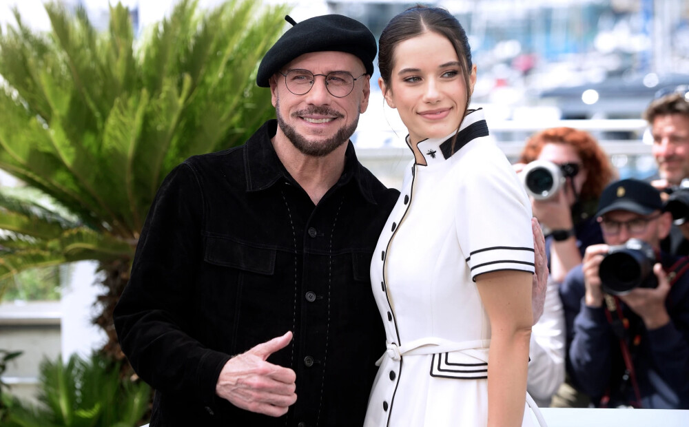 Džons Travolta atgriežas Kannu kinofestivālā ar meitu — vairāk nekā 30 gadus pēc īpaša brīža ar mūžībā aizgājušo sievu
