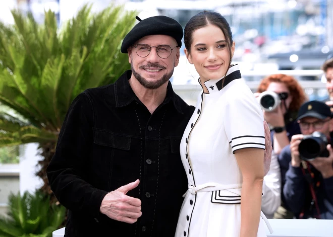 Džons Travolta atgriežas Kannu kinofestivālā ar meitu — vairāk nekā 30 gadus pēc īpaša brīža ar mūžībā aizgājušo sievu