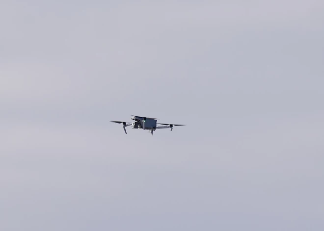 Latvijas gaisa telpā novērots viens drons — Krīzes vadības centrs skaidro, kur tas ir tagad