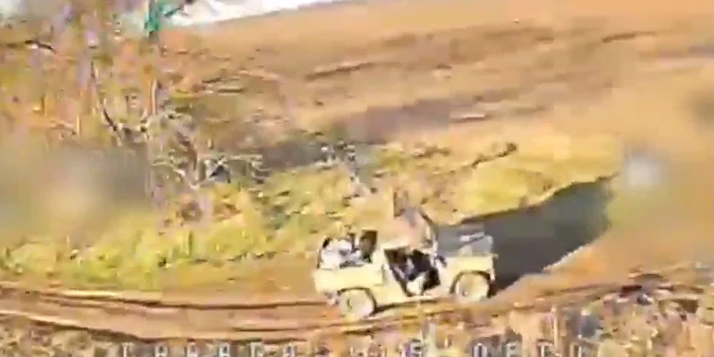 Ukrainas aizstāvji ar dronu uzbrūk okupantu transportlīdzeklim.