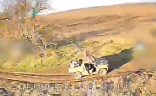 Ukrainas aizstāvji ar dronu uzbrūk okupantu transportlīdzeklim.