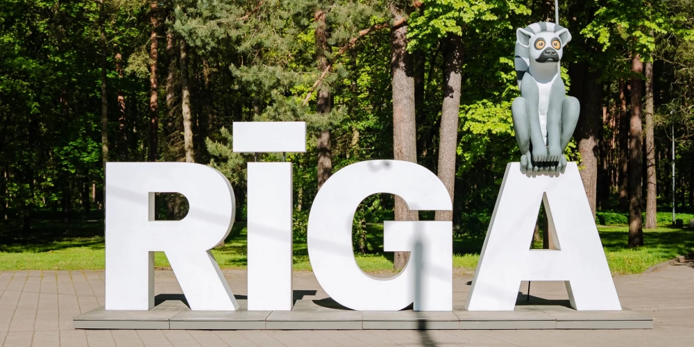 "Straume" tēli uz Rīgas burtiem.