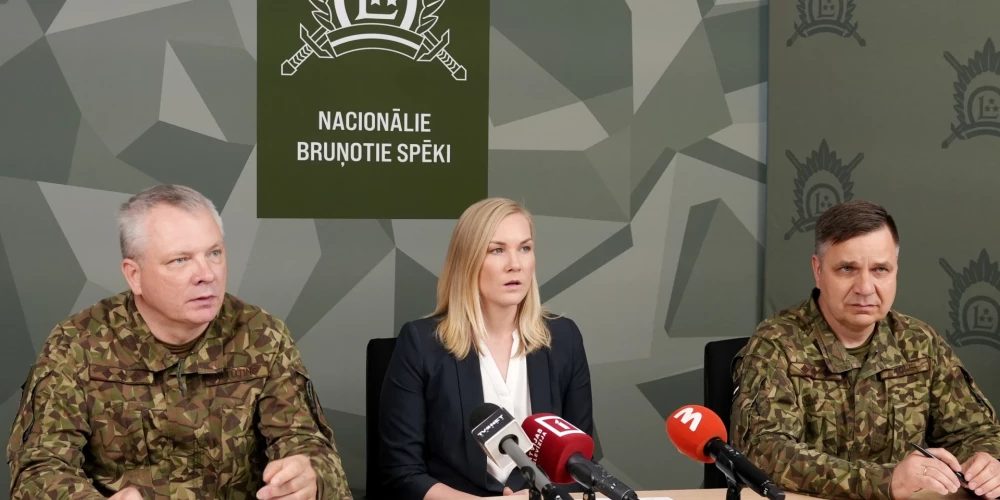Nacionālo bruņoto spēku Apvienotā štāba Informācijas analīzes un vadības departamenta priekšnieks Māris Tūtins (no kreisās), Aizsardzības ministrijas Militāri publisko attiecību departamentu vadītāja Guna Gavrilko un Krīzes vadības centra vadītājs, pulkvedis Arvis Zīle piedalās preses konferencē, kurā informē par iespējamo apdraudējumu Latvijas gaisa telpā.