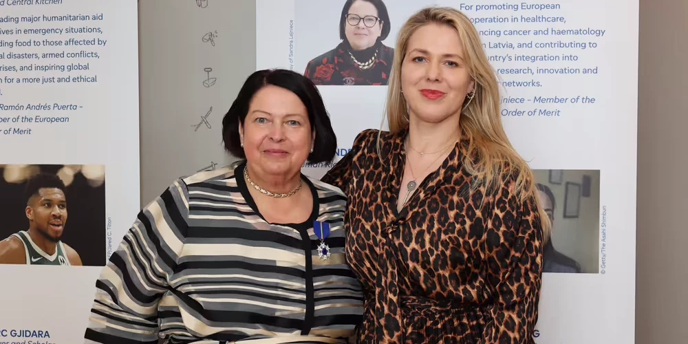 Latvijas hematoloģe, profesore un akadēmiķe Sandra Lejniece (no kreisās).
