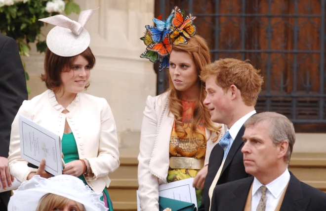 Princeses Beatrise, princese Eiženija un princis Harijs, apmeklējot brālēna Pītera Filipsa kāzas ar Otumu Kelliju 2008. gadā. Priekšplānā Endrū Mauntbatens-Vindzors, kurš tolaik vēl bija princis.