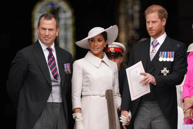 Pīters Filipss un princis Harijs ar sievu Meganu Mārklu karalienes Elizabetes II valdīšanas platīna jubilejas svinībās 2022. gada jūnijā.