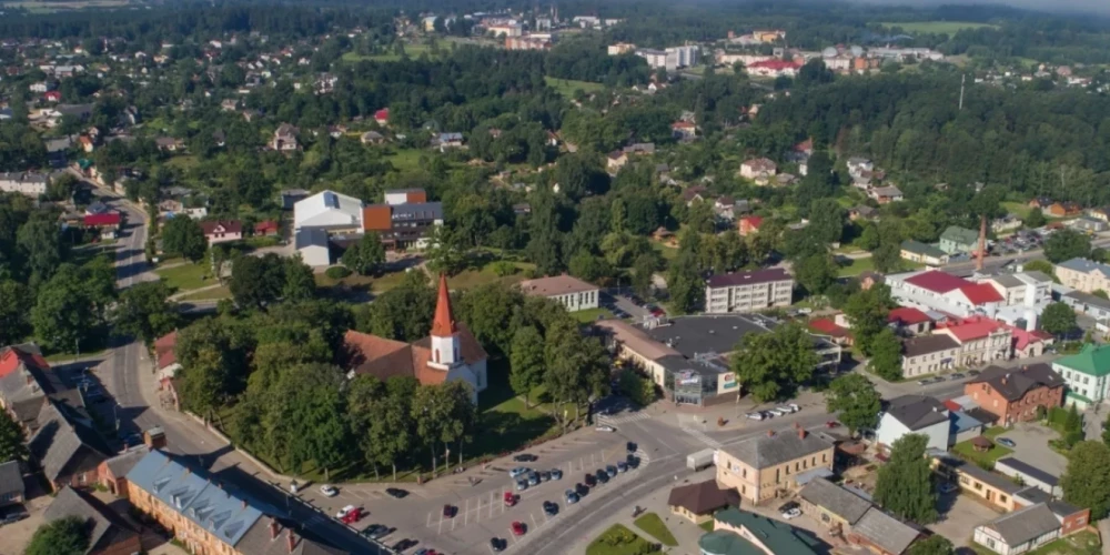 Satraukums skolās Smiltenē un Cesvainē pēc iespējamā gaisa telpas apdraudējuma. 
