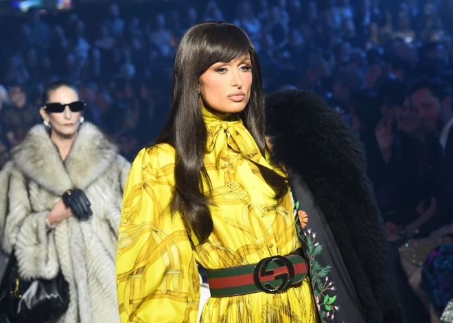 Parisa Hiltone “GucciCore” modes skatē Ņujorkas Taimskvērā bija pārtapusi par tumšmati. Bet jau nākamajā dienā, dodoties dīdžeja gaitās viņa bija atgriezusies pie sev ierastajām blondajām matu cirtām.