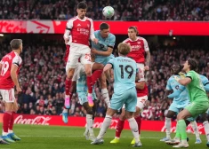 Londonas "Arsenal" futbolisti pēc sāncenšu neveiksmes kļūst par premjerlīgas čempioniem
