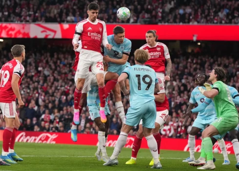 Londonas "Arsenal" futbolisti pēc sāncenšu neveiksmes kļūst par premjerlīgas čempioniem.
