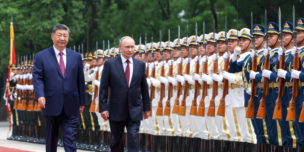 Президент России Владимир Путин и председатель КНР Си Цзиньпин во время церемонии встречи в Доме народных собраний в Пекине, Китай, 20 мая 2026 года.