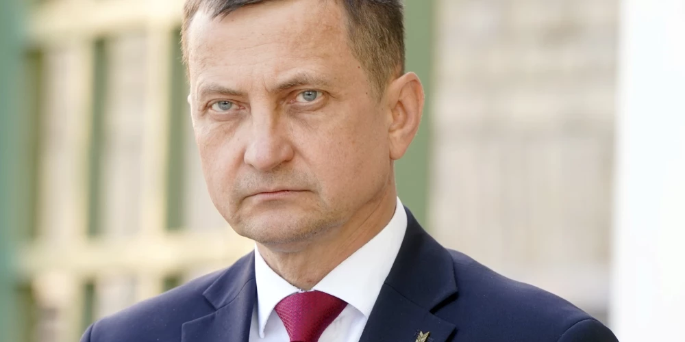 Zaļo un Zemnieku savienības (ZZS) priekšsēdētājs Armands Krauze atbild uz žurnālistu jautājumiem pēc tikšanās ar Valsts prezidentu Rīgas pilī, kurā pārrunāja tālāko rīcību valdības krīzes apstākļos.