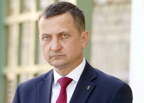 Zaļo un Zemnieku savienības (ZZS) priekšsēdētājs Armands Krauze atbild uz žurnālistu jautājumiem pēc tikšanās ar Valsts prezidentu Rīgas pilī, kurā pārrunāja tālāko rīcību valdības krīzes apstākļos.