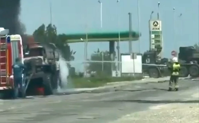 Ugunsdzēsēji krievu okupētajā Ukrainas teritorijā dzēš liesmojošu kravas auto, kas pārvadājā militāro kravu.
