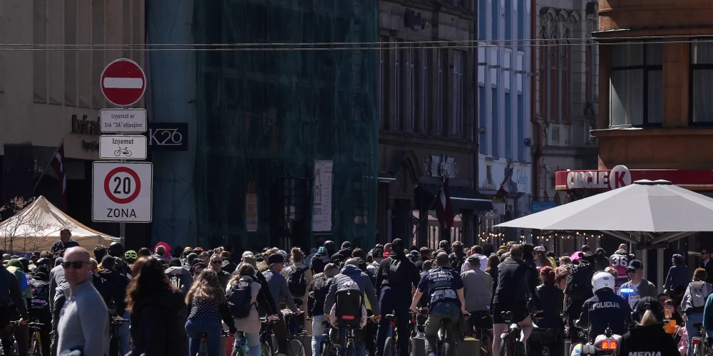 Ikgadējais "Kritiskās masas" velobrauciens Vecrīgā.