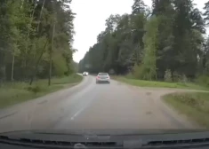 VIDEO: pārgalvīgs BMW vadītājs uz Liepas–Cēsu ceļa gandrīz izraisa traģēdiju