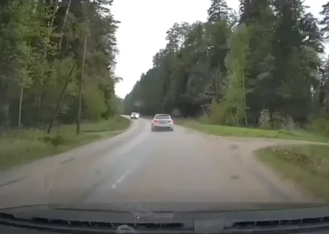 VIDEO: pārgalvīgs BMW vadītājs uz Liepas–Cēsu ceļa gandrīz izraisa traģēdiju