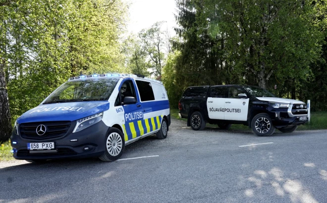 Igaunijas policija apsargā drona notriekšanas vietu (foto: Scanpix / Reuters)