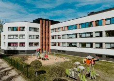 Pabeigti Ādažu vidusskolas fasādes siltināšanas un atjaunošanas darbi; drīzumā pārvērtības piedzīvos arī klases