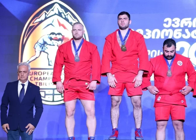 Zaudē krievam un klausās to himnu apbalvošanas ceremonijā. Latvijas Sambo federācijas ģenerālsekretārs un citi cīkstoņi startē kopā ar agresorvalsts sportistiem