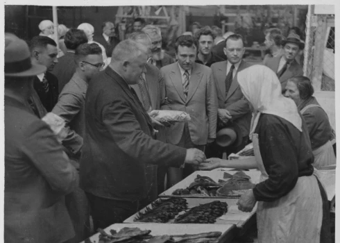Kārlim Ulmanim var pārmest daudz ko, taču noteikti ne vairīšanos no vienkāršās tautas. Ulmanis varēja arī aiziet uz Āgenskalna tirgu un tur nopirkt pāris zivju, kuras, visticamāk, patiešām viņam pagatavoja pusdienās vai vakariņās, jo ēdiena ziņā vadonis nav bijis izvēlīgs.