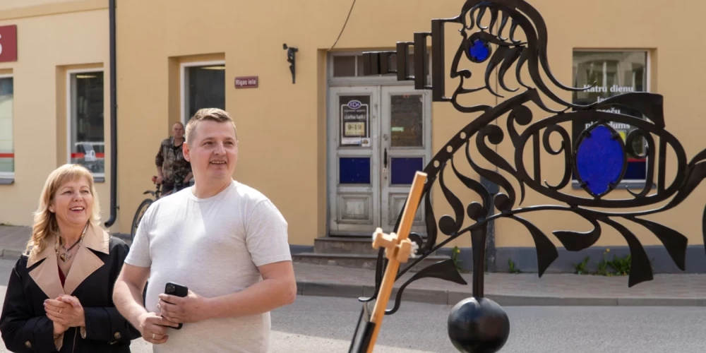 Limbažos uzstādīts vējrādis “Eižens Finks”. 