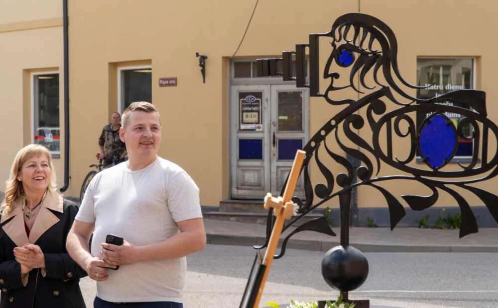 Limbažos uzstādīts vējrādis “Eižens Finks”
