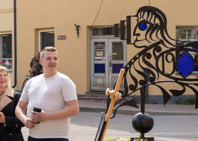 Limbažos uzstādīts vējrādis “Eižens Finks”