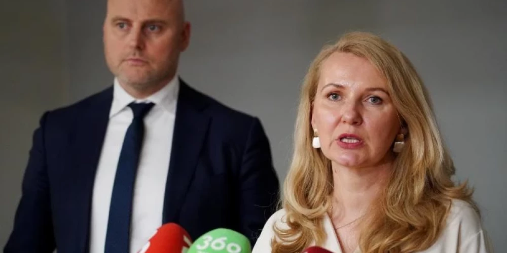 Premjera amatam nominētais "Apvienotā saraksta" (AS) politiķis, Saeimas deputāts Andris Kulbergs, un partiju apvienības "Jaunā vienotība" (JV) pārstāve tieslietu ministre Inese Lībiņa-Egnere.