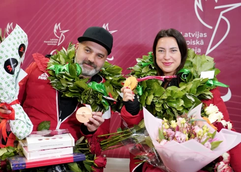 Agris Lasmans un Poļina Rožkova pēc atgriešanās no 2026. gada ziemas paralimpiskajām spēlēm.