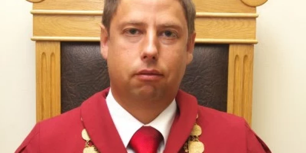 Augstākās tiesas senators Intars Bisters neapstrīdēja, ka amata pienākumus nepildīja alkohola lietošanas dēļ. 