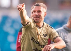 Ilggadējais Vācijas futbola izlases uzbrucējs Podoļskis plāno iegādāties Polijas futbola klubu