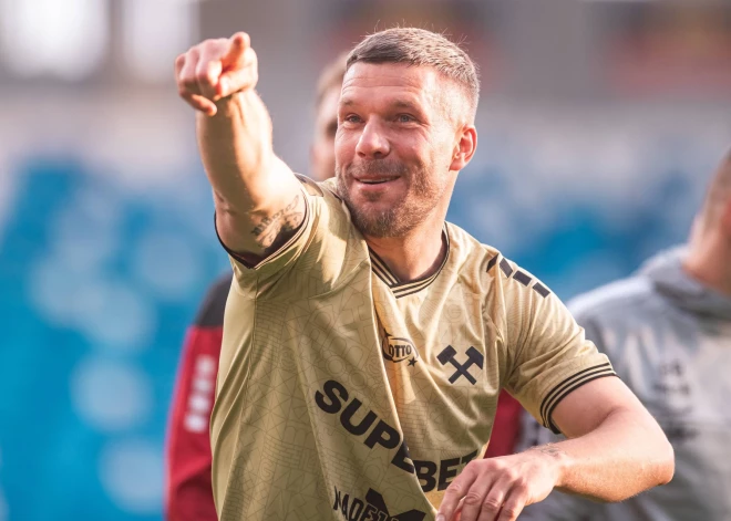 Ilggadējais Vācijas futbola izlases uzbrucējs Podoļskis plāno iegādāties Polijas futbola klubu 