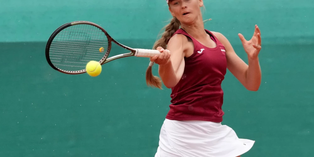 Latvijas tenisiste Beatrise Zeltiņa, kura WTA rangā ieņem 532.vietu, ar 4-6, 4-6 zaudēja amerikānietei Rašīdai Makadū.