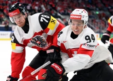 Šveices hokejisti pasaules čempionāta mačā sagrauj Austriju; Čehija pārspēj Itāliju 