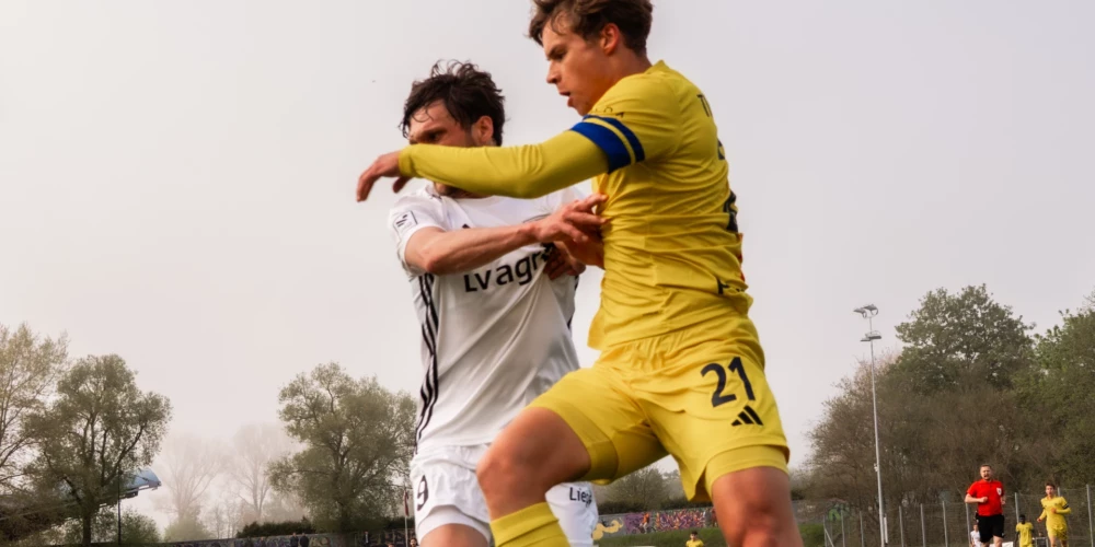 "Super Nova" futbolisti pārspēj "Grobiņu".