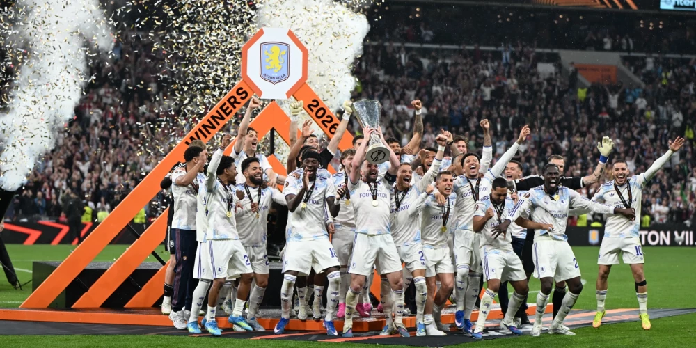 Birmingemas "Aston Villa" futbolisti līksmo ar UEFA Eiropas līgas trofeju.