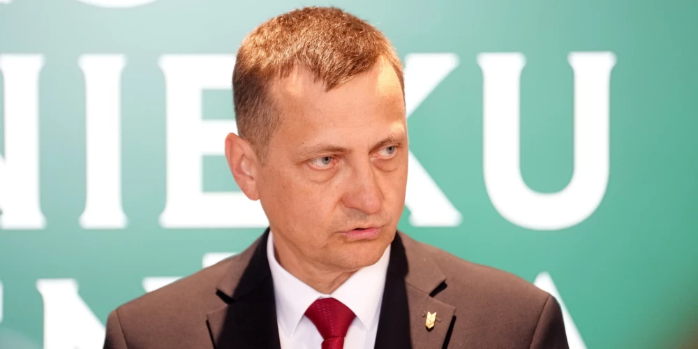 No zemkopības ministra amata atbrīvotais Armands Krauze (ZZS). 