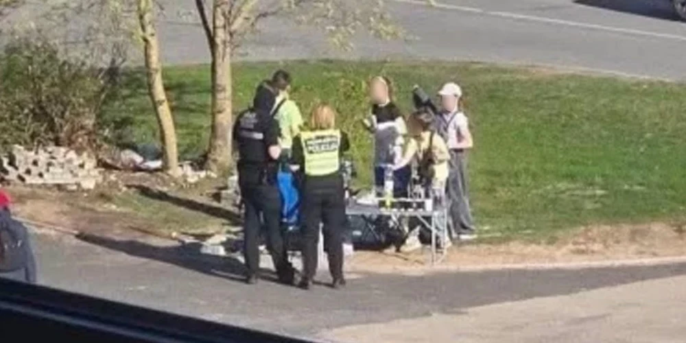 Citā dienā un citā vietā modrie kaimiņi pamanījuši šādu ainu un vaicā – vai pašvaldības policija nepiesienas jaunajiem uzņēmējiem? Policija gan skaidro, ka, pārbaudot apstākļus, secināts: te vienkārši sarīkots pikniks.
