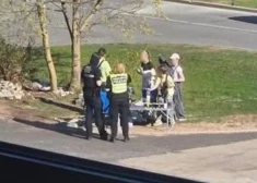 Citā dienā un citā vietā modrie kaimiņi pamanījuši šādu ainu un vaicā – vai pašvaldības policija nepiesienas jaunajiem uzņēmējiem? Policija gan skaidro, ka, pārbaudot apstākļus, secināts: te vienkārši sarīkots pikniks.